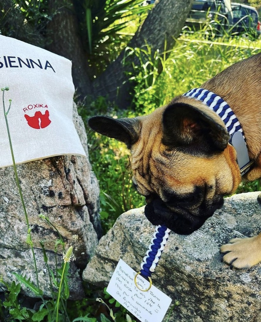 Sienna avec sa commande Roxika et son pochon en coton à son prénom