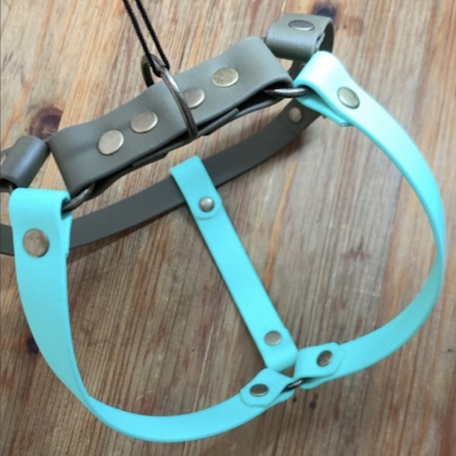 Harnais 100&nbsp;% cuir vegan à plat&nbsp;: devant mint, tour de poitrail kaki réglable