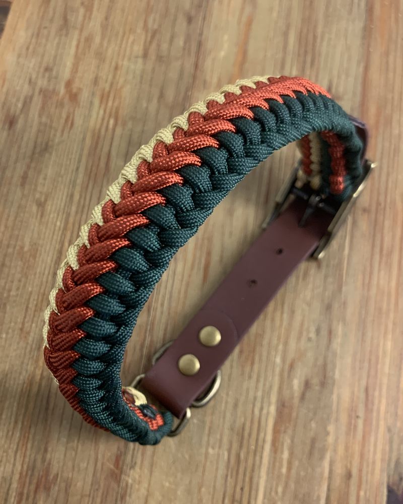 Le collier tressé Tricolore de l'Ensemble Automne Chic, Gold, Orange Solar et Vert Sapin, avec sa boucle et son cuir vegan Chestnut