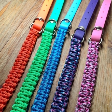 Cinq colliers chiot à plat en tressage cobra, orange, vert, bleu, violet et rose, chacun avec sa partie en cuir vegan assortie percée de quatre trous