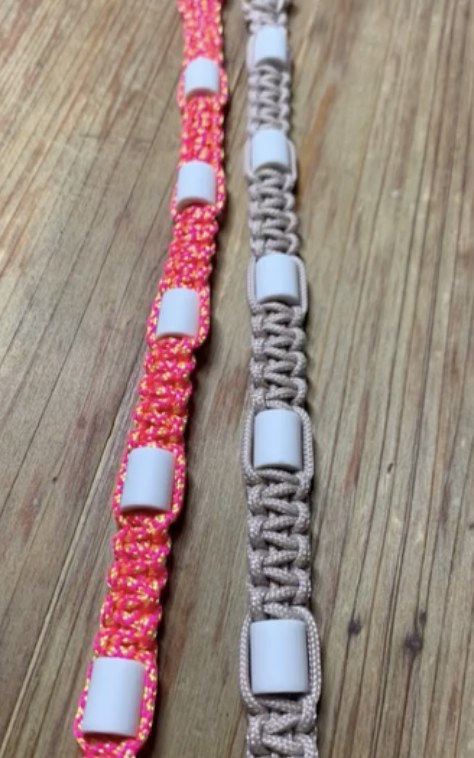 Deux mini colliers anti-tiques à plat, cordes fines rose et beige, perles de céramique EM blanches