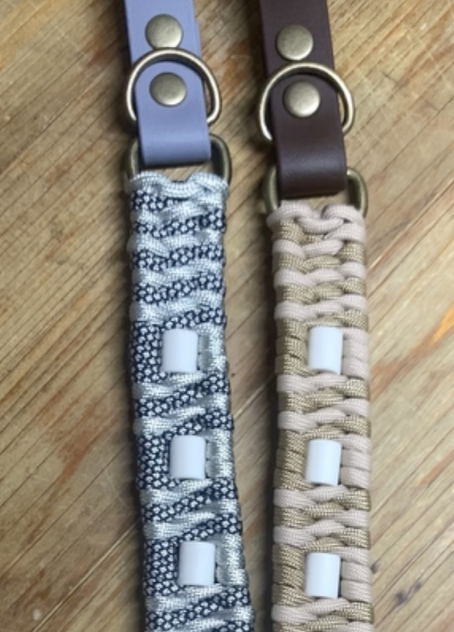 Deux colliers trilo à plat avec perles en céramique EM blanches, cuir vegan lilas et marron foncé