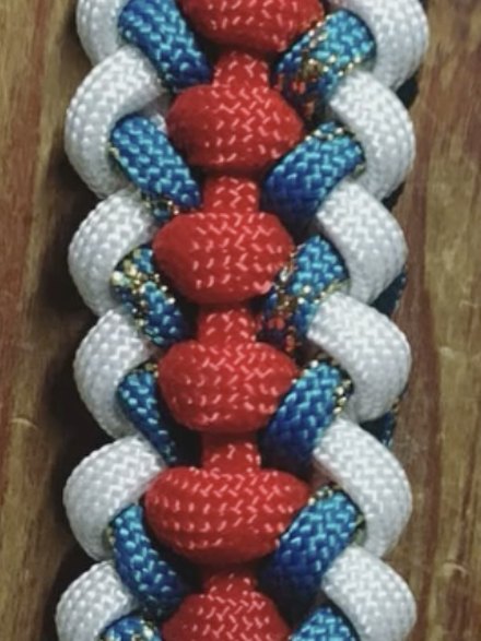 Tissage Alliance, blanc, bleu et rouge, avec des nœuds en relief au centre