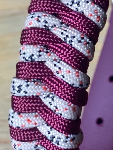 Tissage Fishtail, un chevron serré en bordeaux et blanc moucheté