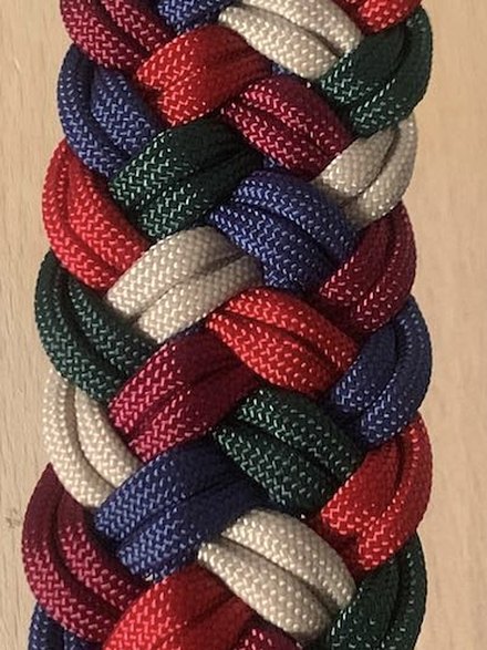 Tissage Patchwork, cinq couleurs tressées large : rouge, bordeaux, vert forêt, bleu marine et écru
